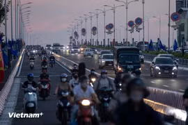 Phương tiện lưu thông trên Cầu Vĩnh Tuy 2. (Ảnh: Hoài Nam/Vietnam+)