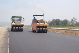 Nhà thầu thi công thảm nhựa mặt đường một tuyến cao tốc. (Ảnh: Việt Hùng/Vietnam+)