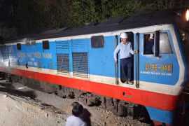 Tàu hàng HH84, kéo 18 toa hàng (847 tấn) đã thông qua Hầm Bãi Gió an toàn sau khi khắc phục xong sự cố sạt lở. (Ảnh: PV/Vietnam+)
