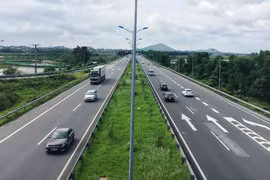 Phương tiện lưu thông trên một đoạn tuyến đường cao tốc được đầu tư và đưa vào vận hành, khai thác. (Ảnh: PV/Vietnam+)