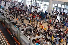 Ngày 28 Tết Nguyên đán Giáp Thìn 2024, lượng khách đi lại hàng không tại Sân bay Nội Bài và Tân Sơn Nhất đều tăng rất cao. (Ảnh: PV/Vietnam+)