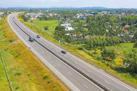 Phương tiện lưu thông trên tuyến đường cao tốc Đà Nẵng-Quảng Ngãi. (Ảnh: PV/Vietnam+)