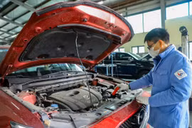 Nhân viên đăng kiểm thực hiện quy trình kiểm định xe cơ giới tại trung tâm đăng kiểm ở Hà Nội. (Ảnh: Hoài Nam/Vietnam+)