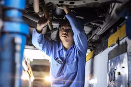 Nhân viên đăng kiểm thực hiện quy trình kiểm định xe cơ giới. (Ảnh: Hoài Nam/Vietnam+)