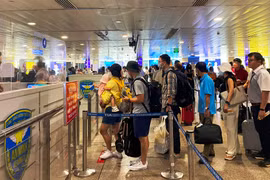 Hành khách làm thủ tục hàng không tại Sân bay Quốc tế Tân Sơn Nhất. (Ảnh: PV/Vietnam+)