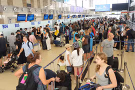 Hành khách làm thủ tục đi máy bay tại Cảng Hàng không Quốc tế Nội Bài. (Ảnh: PV/Vietnam+)