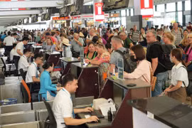 Hành khách làm thủ tục đi máy bay. (Ảnh: Việt Hùng/Vietnam+)