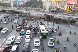 Phương tiện lưu thông qua nút giao Ngã Tư Sở, thành phố Hà Nội. (Ảnh: PV/Vietnam+)