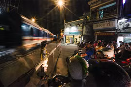 Đoàn tàu chạy qua một đường ngang có chốt trực của nhân viên gác chắn đường sắt. (Ảnh: Minh Sơn/Vietnam+)