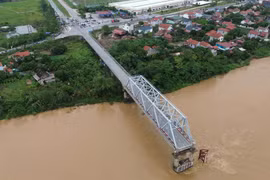 Cầu Phong Châu bị sập và sẽ được đầu tư xây dựng bằng cây cầu mới. (Ảnh: PV/Vietnam+)