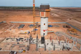 Tháp điều hành không lưu tại Sân bay Quốc tế có chiều cao 123m đang được các công nhân thi công xuyên Tết nhằm đảm bảo tiến độ. (Ảnh: PV/Vietnam+)