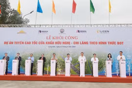 Thủ tướng Chính phủ Phạm Minh Chính và lãnh đạo các bộ ngành, địa phương phát lệnh khởi công Dự án Cao tốc Chi Lăng-Hữu Nghị. (Ảnh: Việt Hùng/Vietnam+)