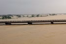 Nước sông Thu Bồn dâng cao đoạn cầu Câu Lâu, thị xã Điện Bàn, Quảng Nam. (Ảnh: Đỗ Văn Trưởng/TTXVN)