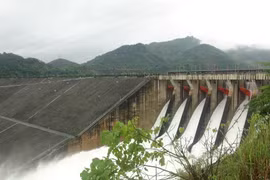 Nhà máy Thủy điện Hòa Bình mở cửa xả đáy. (Ảnh: Vũ Thị Hà/TTXVN)