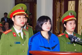 Bị cáo Trần Thị Nga trước vành móng ngựa. (Ảnh: Thanh Tuấn/TTXVN)