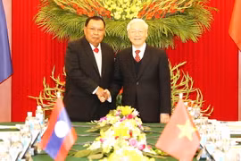 Tổng Bí thư Nguyễn Phú Trọng đón Tổng Bí thư, Chủ tịch nước Lào Bounnhang Vorachith. (Ảnh: Trí Dũng/TTXVN)