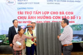 Trao tặng 5.000 tấm lợp cho người dân vùng bão lũ tại tỉnh Khánh Hòa