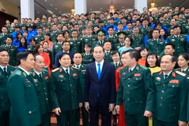 Chủ tịch nước Trần Đại Quang với cán bộ, chiến sỹ, sỹ quan chỉ huy của Bộ Tư lệnh Bộ đội Biên phòng. (Ảnh: Nhan Sáng/TTXVN)