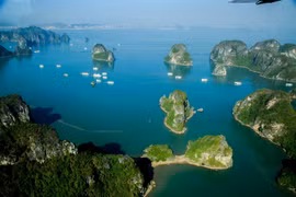 Vịnh Hạ Long nhìn từ độ cao 300m. UNESCO vinh danh vịnh Hạ Long trong hai năm 1994 và 2000. (Ảnh: Trung Nguyên/TTXVN)
