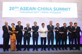 Thủ tướng Trung Quốc Lý Khắc Cường chụp ảnh chung với các nhà lãnh đạo ASEAN tại hội nghị. (Nguồn: AFP)