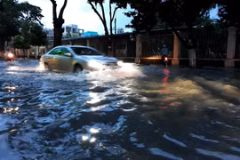 Mưa lớn gây ngập nhiều tuyến đường trong nội ô thành phố Vĩnh Long, tỉnh Vinh Long, tối 28/9. (Ảnh: Lê Thúy Hằng/TTXVN)