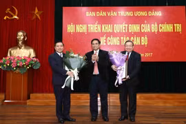 Trưởng Ban Tổ chức Trung ương Phạm Minh Chính trao quyết định cho hai ông Lại Xuân Môn và Thào Xuân Sùng. (Ảnh: Phương Hoa/TTXVN)