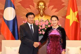 Chủ tịch Quốc hội Nguyễn Thị Kim Ngân tiếp Thủ tướng Cộng hòa Dân chủ Nhân dân Lào Thongloun Sisoulith đang có chuyến thăm Việt Nam. (Ảnh: Trọng Đức/TTXVN)