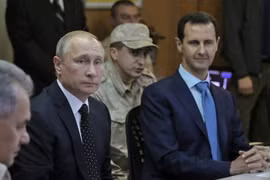 Tổng thống Nga Vladimir Putin (trái) và Tổng thống Syria Bashar al-Assad (phải) trong cuộc họp tại căn cứ quân sự Hmeimim ở Latakia, Syria ngày 11/12. (Nguồn: AFP/TTXVN)
