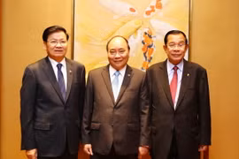 Thủ tướng Chính phủ Nguyễn Xuân Phúc gặp Thủ tướng Chính phủ Hoàng gia Campuchia Samdech Techo Hun Sen (bên phải) và Thủ tướng Lào Thongloun Sisoulith (bên trái). (Ảnh: Thống Nhất /TTXVN)