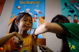Tiêm vắcxin phòng bệnh sốt xuất huyết cho học sinh trường tiểu học Parang ở Marikina, phía tây Manila ngày 4/4. (Nguồn: AFP/TTXVN)