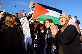 Người dân tham gia biểu tình phản đối việc Tổng thống Mỹ Donald Trump công nhận Jerusalem là thủ đô của Israel tại Cổng Damascus, Jerusalem ngày 11/12. (Nguồn: THX/TTXVN)