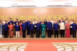 Chủ tịch nước Trần Đại Quang và Phu nhân chụp ảnh chung với Lãnh đạo các nền kinh tế thành viên APEC và Phu nhân. (Nguồn: TTXVN)