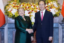 Chủ tịch nước Trần Đại Quang đón Tổng thống Cộng hòa Chile Michelle Bachelet Jeria. (Ảnh: Nhan Sáng/TTXVN)