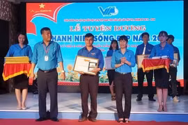 Nhiều năm liền, thầy Chuyền được tuyên dương là Thanh niên tiên tiến làm theo lời Bác, Thanh niên sống đẹp do Tỉnh Đoàn tổ chức. (Ảnh: TTXVN phát)