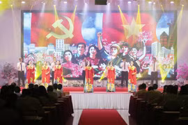 Tiết mục văn nghệ trong Lễ kỷ niệm 130 năm Ngày sinh Chủ tịch Hồ Chí Minh. (Ảnh: Nguyễn Oanh/TTXVN)