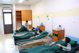 Các bệnh nhân đang điều trị tại Bệnh viện Đa khoa Cuộc sống. (Ảnh: Hữu Quyết/TTXVN)