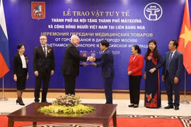 Chủ tịch Thành phố Hà Nội Nguyễn Đức Chung trao vật tư y tế của Thành phố Hà Nội cho Đại sứ Liên bang Nga tại Việt Nam Konstantin Vasilievich Vnukov. (Ảnh: Dương Giang/TTXVN)