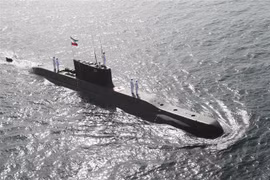 Tàu ngầm của hải quân Iran tham gia huấn luyện tại Vịnh Oman, ngày 22/2. (Ảnh: AFP/TTXVN)