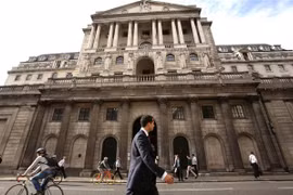 Quang cảnh bên ngoài trụ sở Ngân hàng Trung ương Anh ở London. (Ảnh: THX/TTXVN)