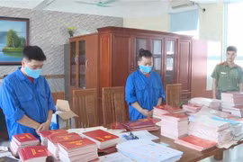 Tang vật được cơ quan điều tra thu giữ. (Ảnh: Đinh Tuấn/TTXVN phát)