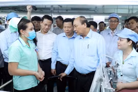 Thủ tướng Nguyễn Xuân Phúc nói chuyện với công nhân Công ty TNHH Điện tử Foster (Việt Nam). (Ảnh: Thống Nhất/TTXVN)