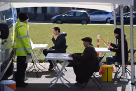 Điểm xét nghiệm COVID-19 cho người dân tại London. (Ảnh: AFP/TTXVN)