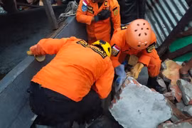 Indonesia: Hàng nghìn người chịu cảnh 'màn trời chiếu đất' do động đất