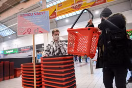 Giỏ mua sắm dành cho những người độc thân tại siêu thị Auchan. (Ảnh: AFP)