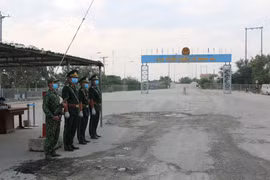 Lực lượng biên phòng tại cửa khẩu Dinh Bà. (Ảnh: Chương Đài/TTXVN)