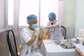 Tiêm vaccine cho nhân viên y tế tại Trà Vinh. (Ảnh: Thanh Hòa/TTXVN)
