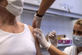 Tiêm chủng vắcxin ngừa COVID-19 cho người dân tại Budapest, Hungary. (Ảnh: AFP/TTXVN)