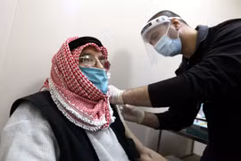 Tiêm vắcxin ngừa COVID-19 cho nhân viên y tế tại Maroc. (Ảnh: THX/TTXVN)