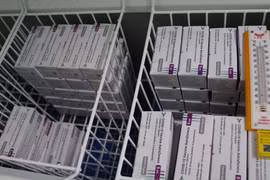 Cần Thơ tiếp nhận vaccine AstraZeneca. (Ảnh: TTXVN phát)