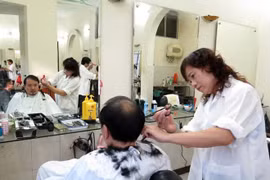 Ghé thăm tiệm cắt tóc 'Mậu Dịch' giữa lòng Thủ đô Hà Nội